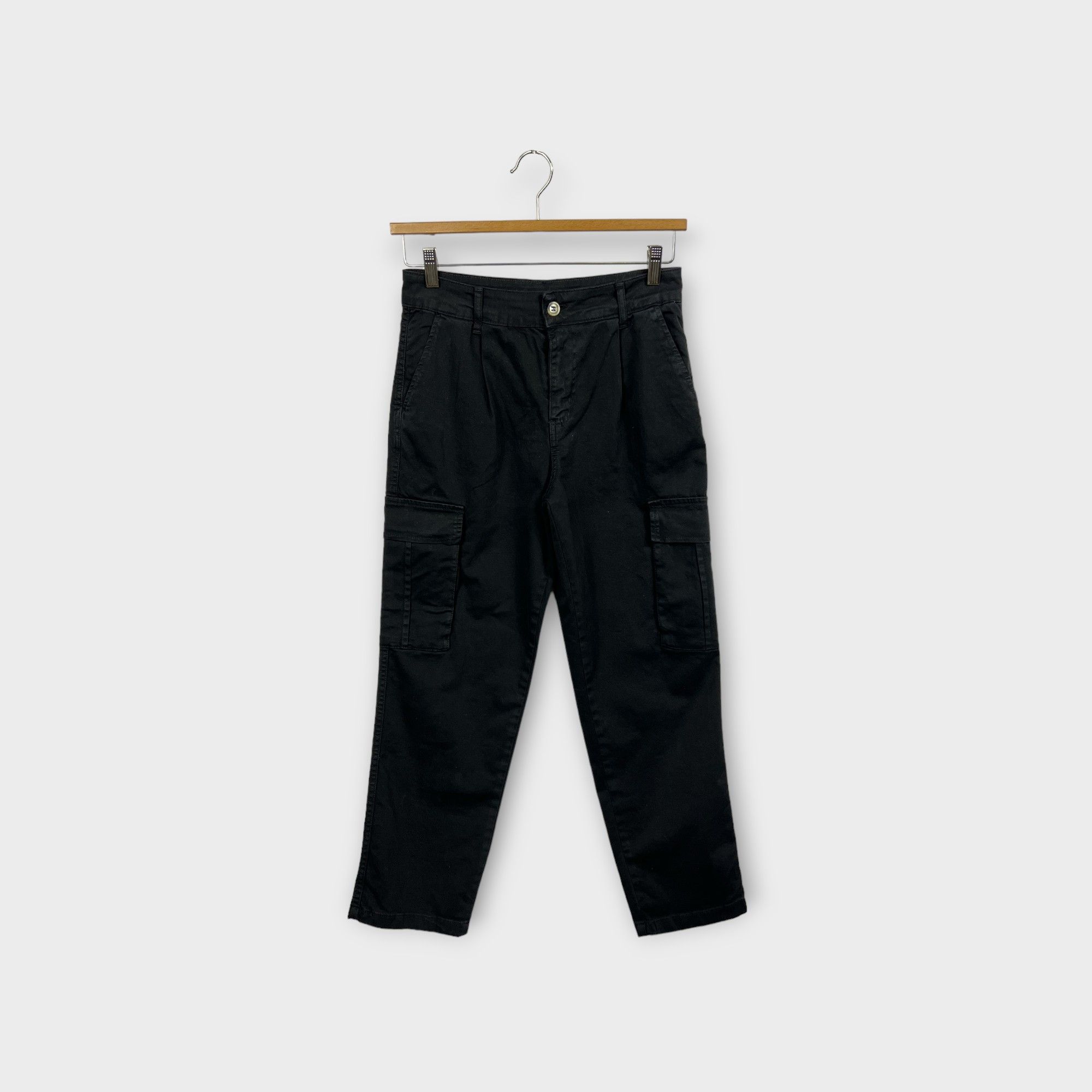 images/virtuemart/product/HELLEH Pantaloni donna modello cargo con tasche laterali in cotone stretch tinto in capo colore nero 1.jpg
