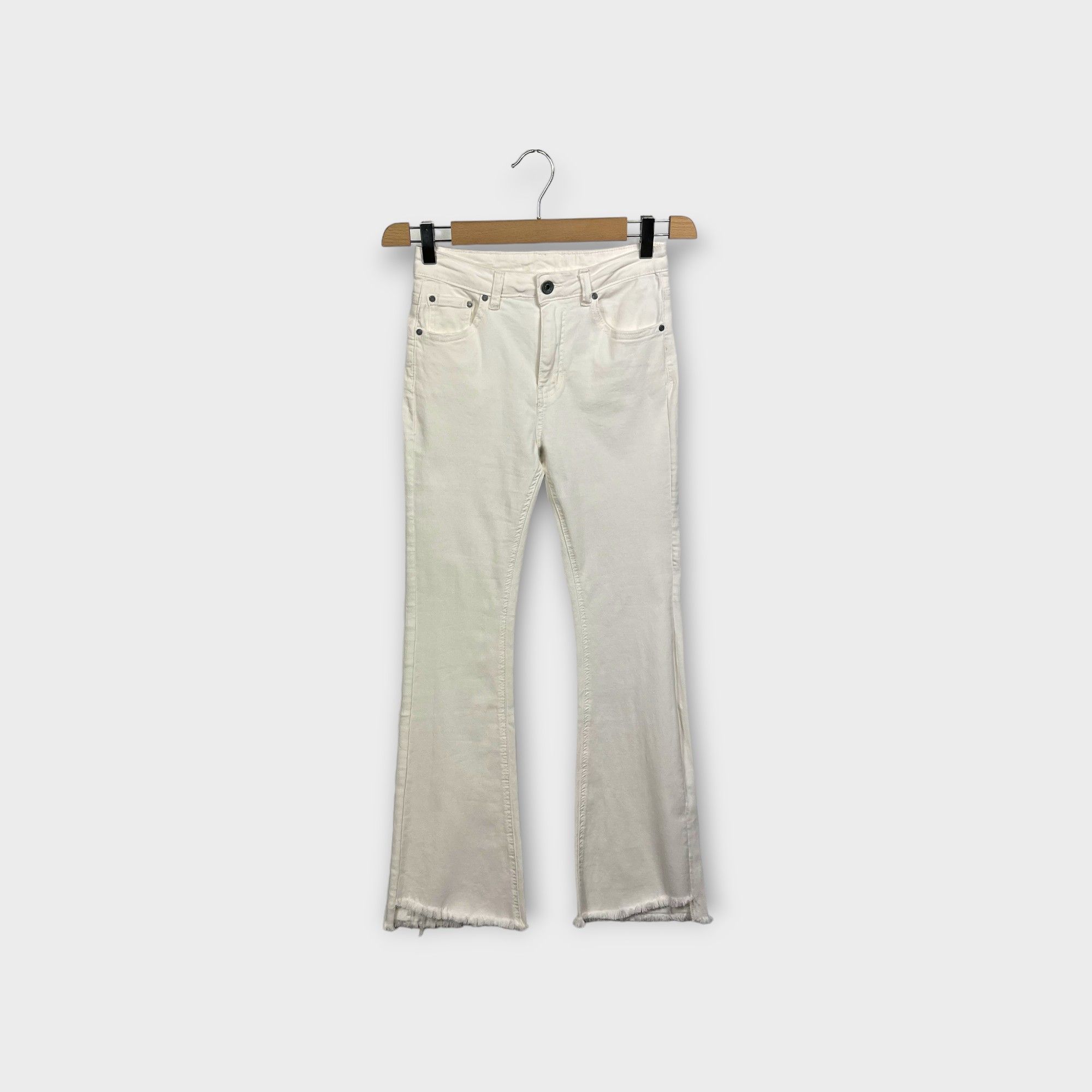 images/virtuemart/product/HELLEH Pantaloni donna modello cinque tasche in tela di cotone stretch con fondo a zampetta sfrangiata colore bianco 1.jpg