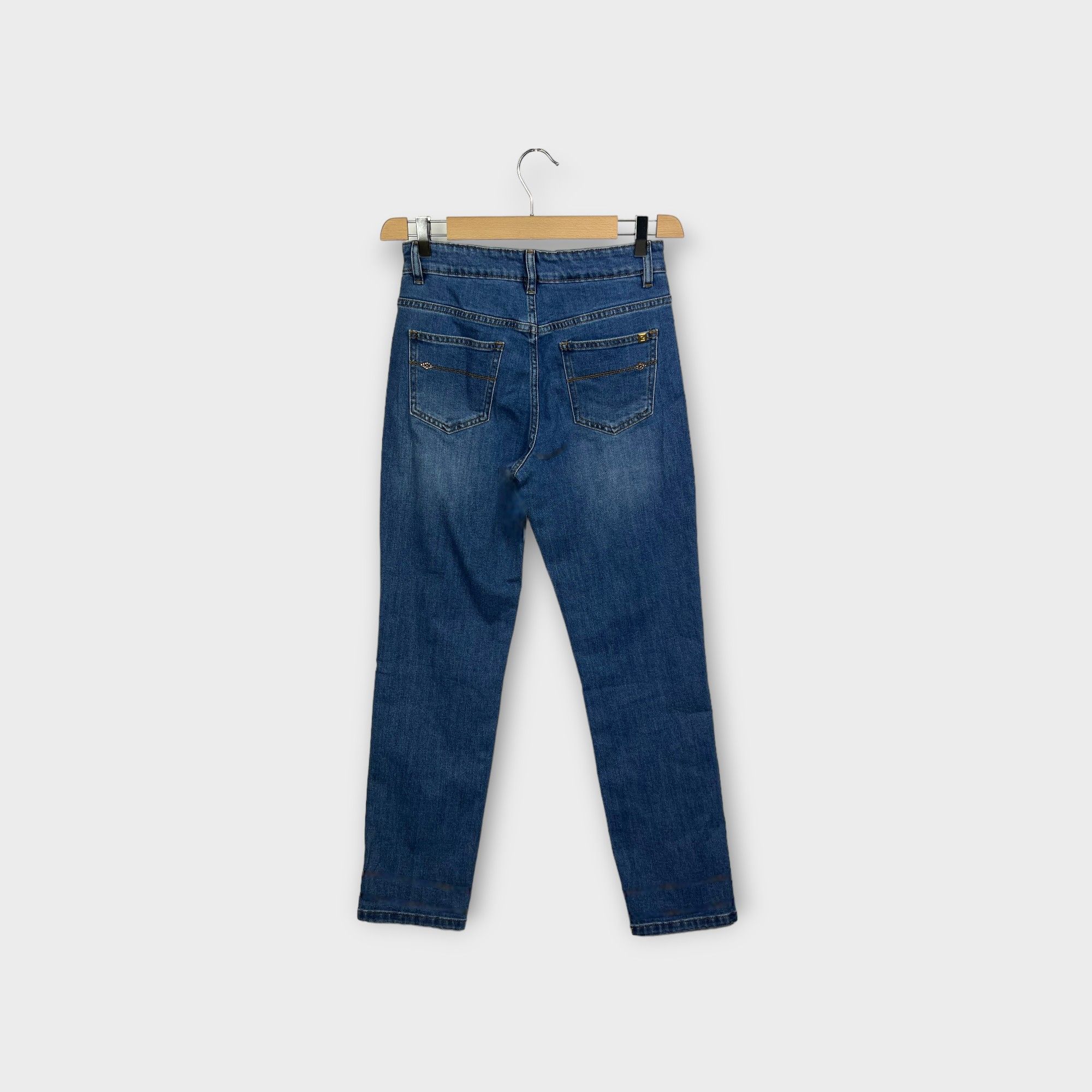 images/virtuemart/product/HELLEH Jeans cinque tasche donna modello carota in tela di cotone stretch colore denim 2.jpg