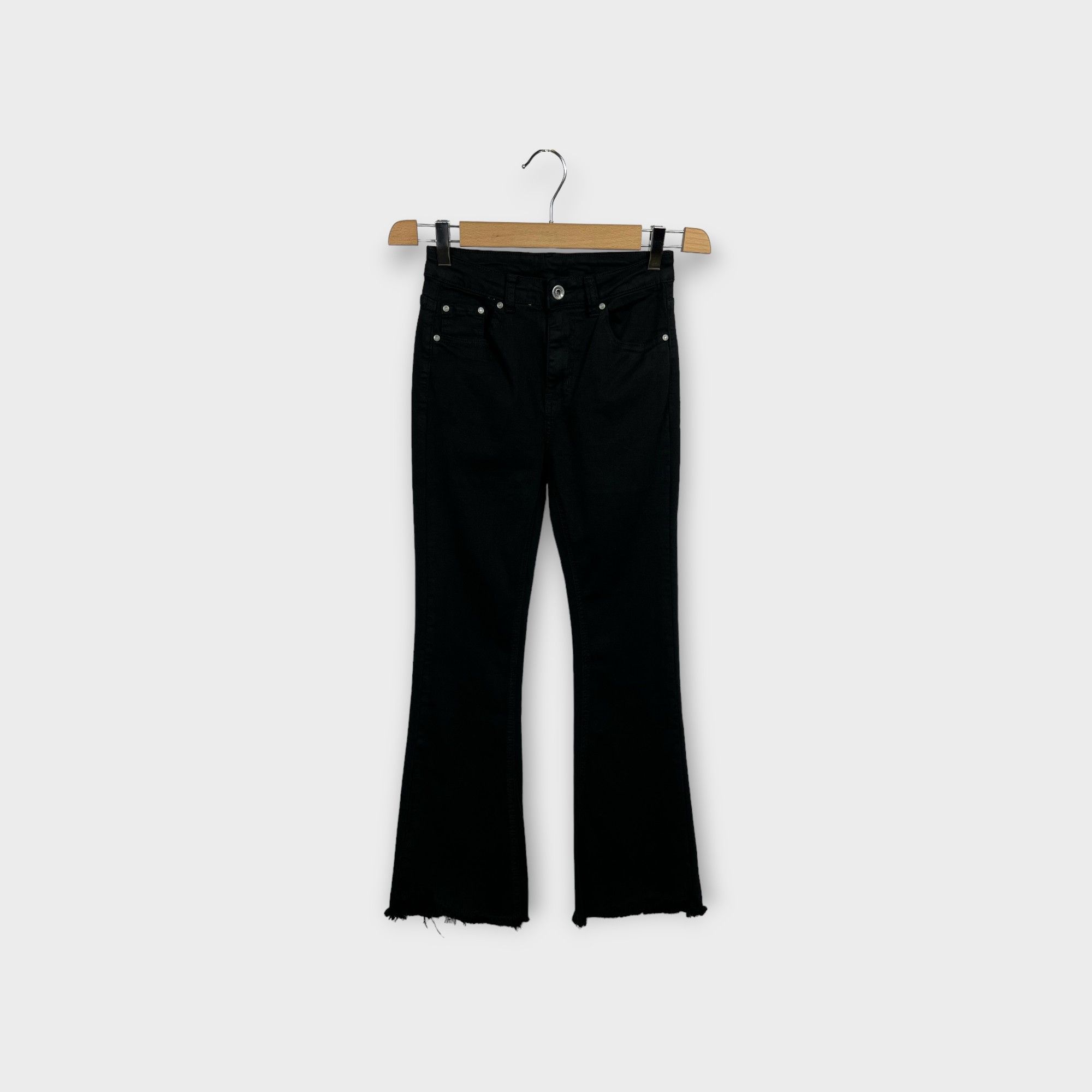 images/virtuemart/product/HELLEH Pantaloni donna modello cinque tasche in tela di cotone stretch con fondo a zampetta sfrangiata colore nero 1.jpg