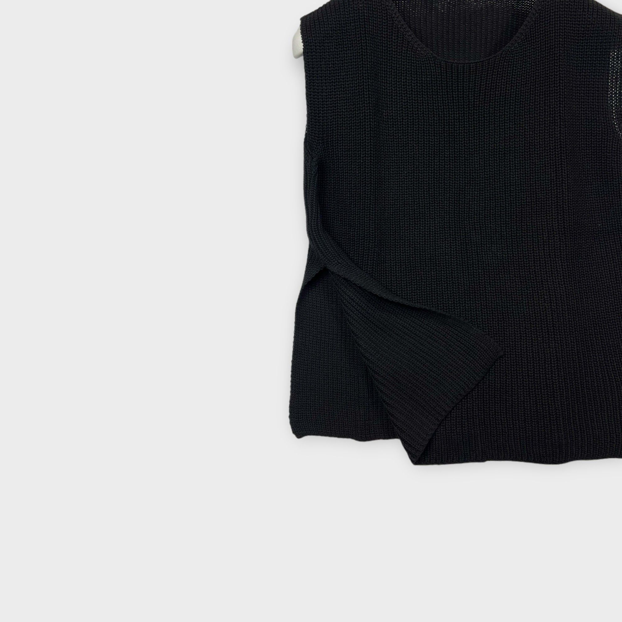 images/virtuemart/product/HELLEH EREDI PISCOPO Gilet smanicato da donna punto pannocchia in cotone con spacchi ai lati in colore nero 2.jpg