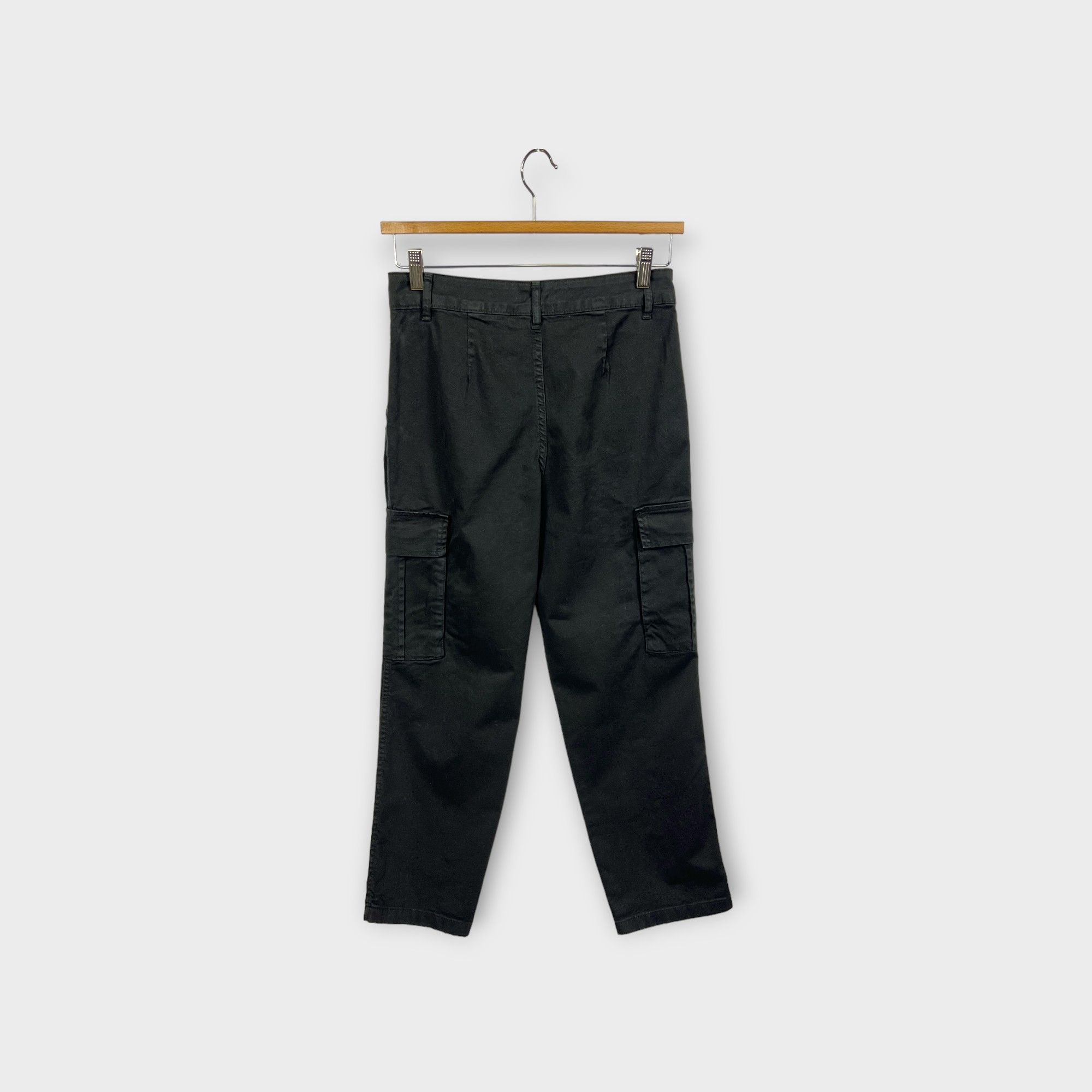 images/virtuemart/product/HELLEH Pantaloni donna modello cargo con tasche laterali in cotone stretch tinto in capo colore nero 2.jpg